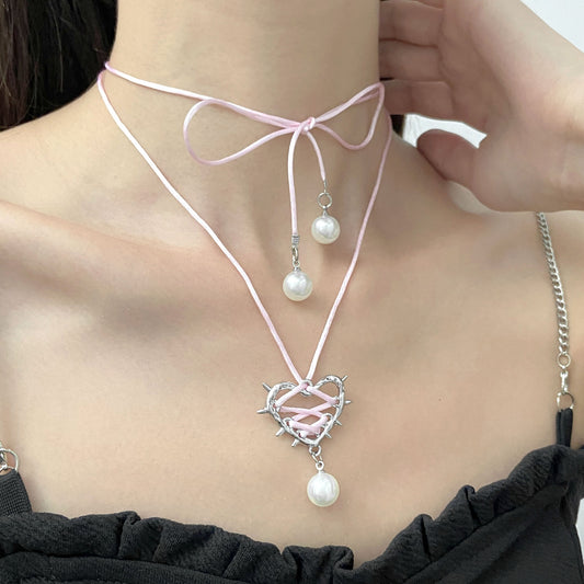 Collier "Rosaline" - Cœur Épineux et Perles Délicates